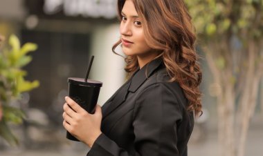 सोशल मीडिया फेम अंजलि अरोड़ा हॉट ब्लैक ब्लेजर ड्रेस में जलवा बिखेर रही हैं