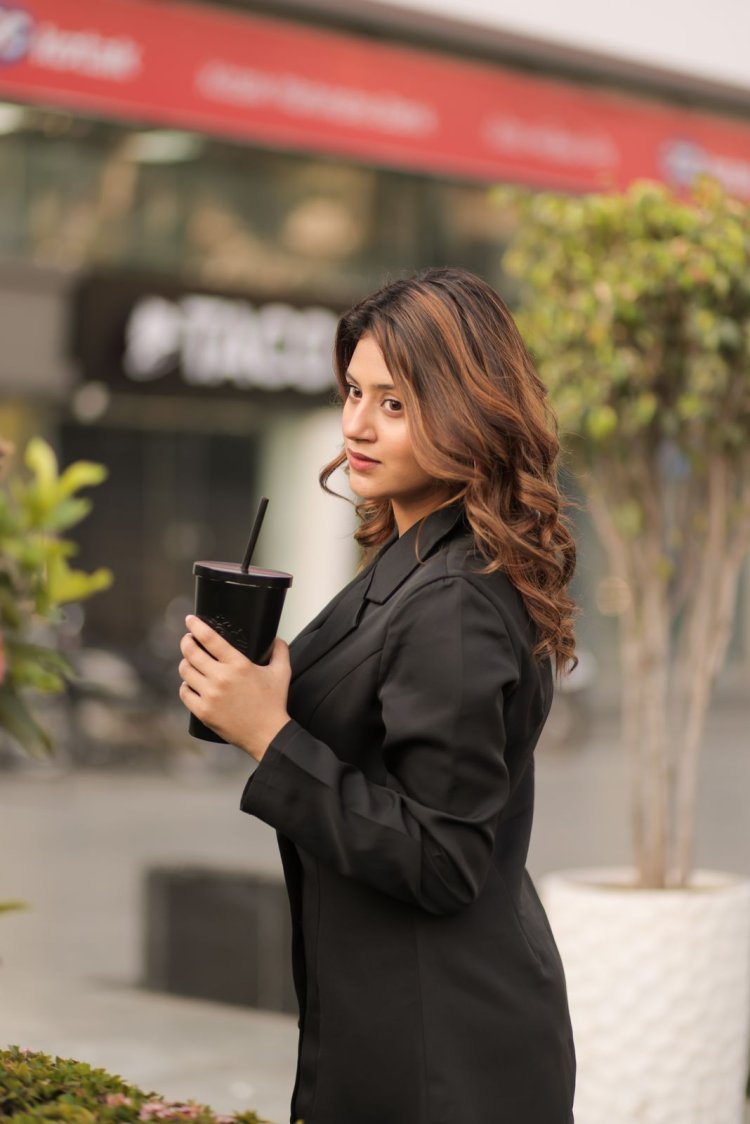 सोशल मीडिया फेम अंजलि अरोड़ा हॉट ब्लैक ब्लेजर ड्रेस में जलवा बिखेर रही हैं