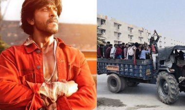 शाहरुख खान स्टारर 'डंकी' के लिए पंजाब के लोगों में नजर आया एक अलग ही क्रेज, ट्रैक्टरों पर सवार हो फिल्म देखने पहुंचे सिनेमाघर, देखें वीडियो