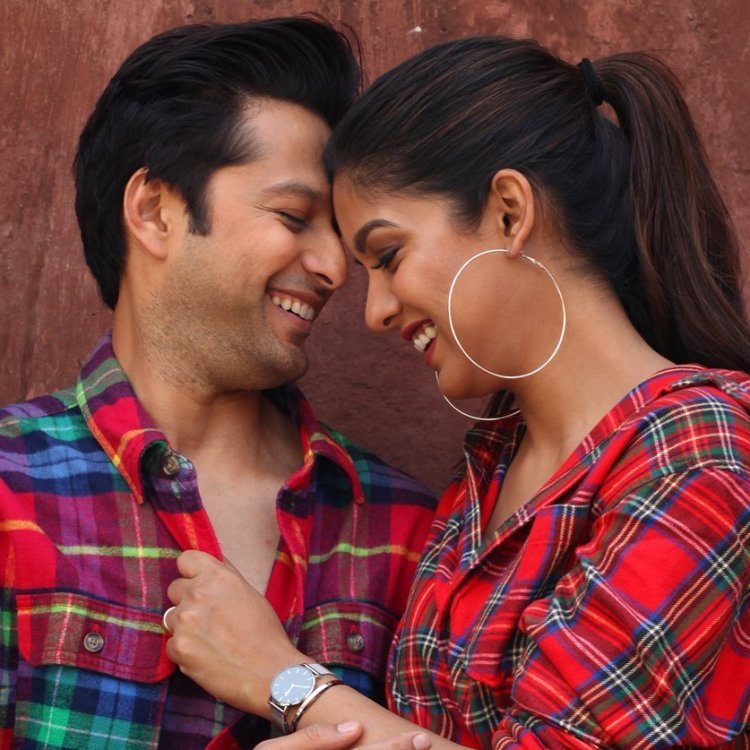 अभिनेत्री इशिता दत्ता और वत्सल शेठ ने बताया कि इस साल उनका क्रिसमस उनके मंचकिन वायु के कारण बहुत खास है