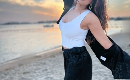 स्टाइलिश सफेद टॉप में शमा सिकंदर का समुद्री प्रेम