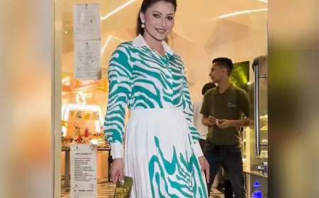 15 लाख के खूबसूरत आउटफिट में  सनसनीखेज नज़र आई उर्वशी रौतेला 